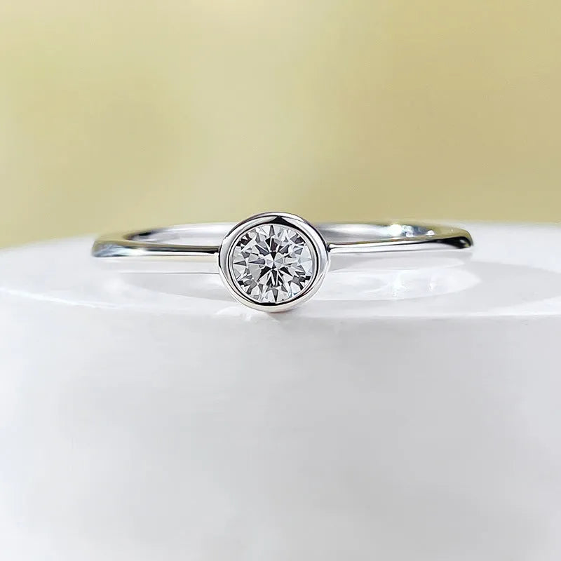 Minimalist silver ring with crown shape and linear design in R962 gold or platinum finish.