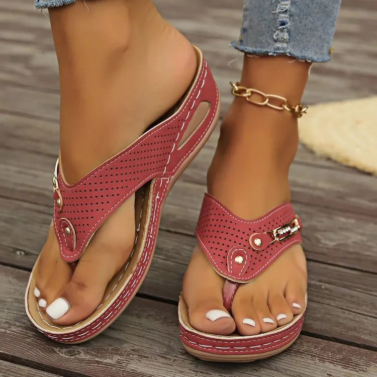Women's retro style flip-flop sandals in light brown with a herringbone pattern footbed.