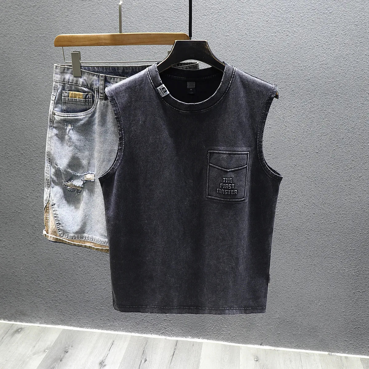 Solid colour cotton sleeveless t-shirt with straight hem in loose fit