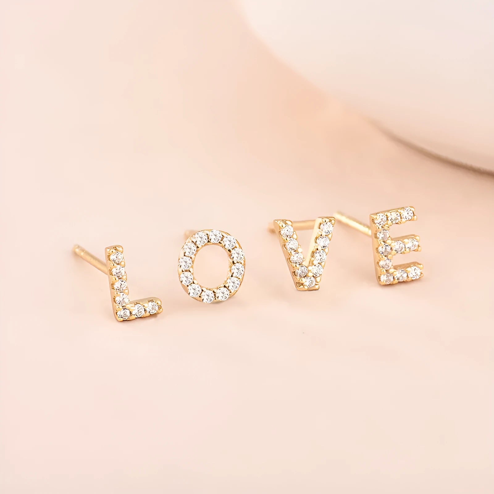 Single gold-plated stud earring featuring a detailed letter Z on a copper base.