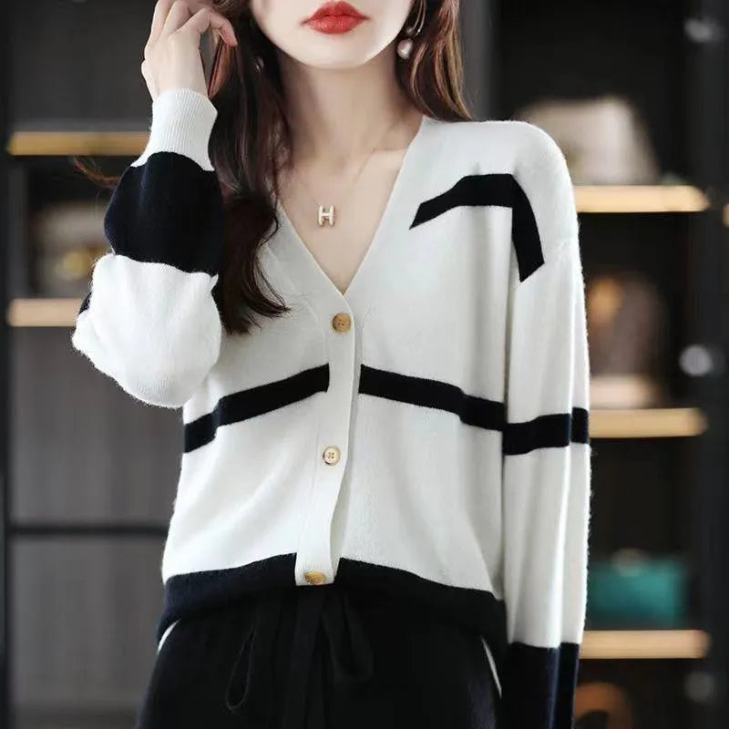 Women's striped knitted cardigan with 3D pattern, V-neck and button front in slim fit