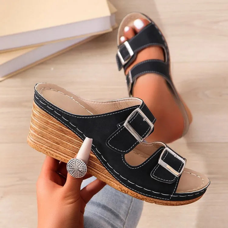 Women's wedge-style beach slippers with buckle strap in creamy-white colour