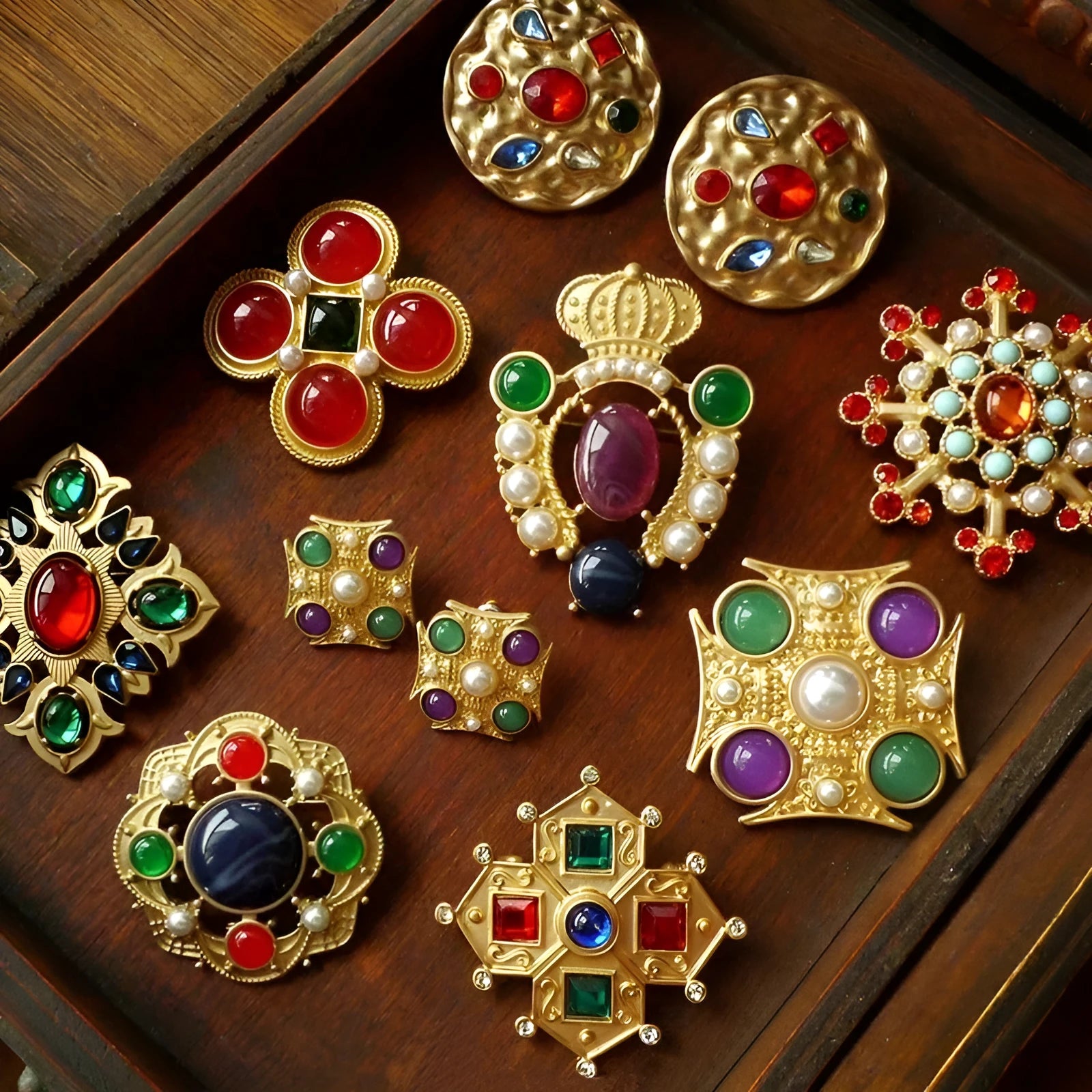 Retro court brooch in zinc alloy with baroque styling and diamond shape in eight size variations