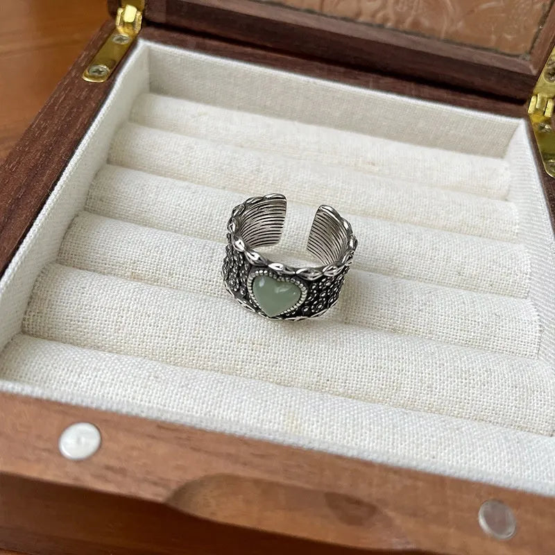 Retro adjustable heart-shaped ring with openwork design in white or green colours