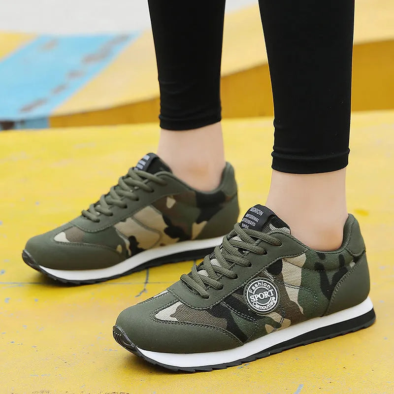 Camouflage pattern suede sports shoes with low top design and foam soles