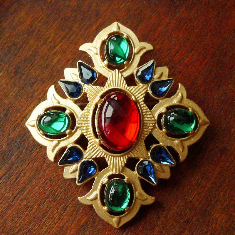 Retro court brooch in zinc alloy with baroque styling and diamond shape in eight size variations