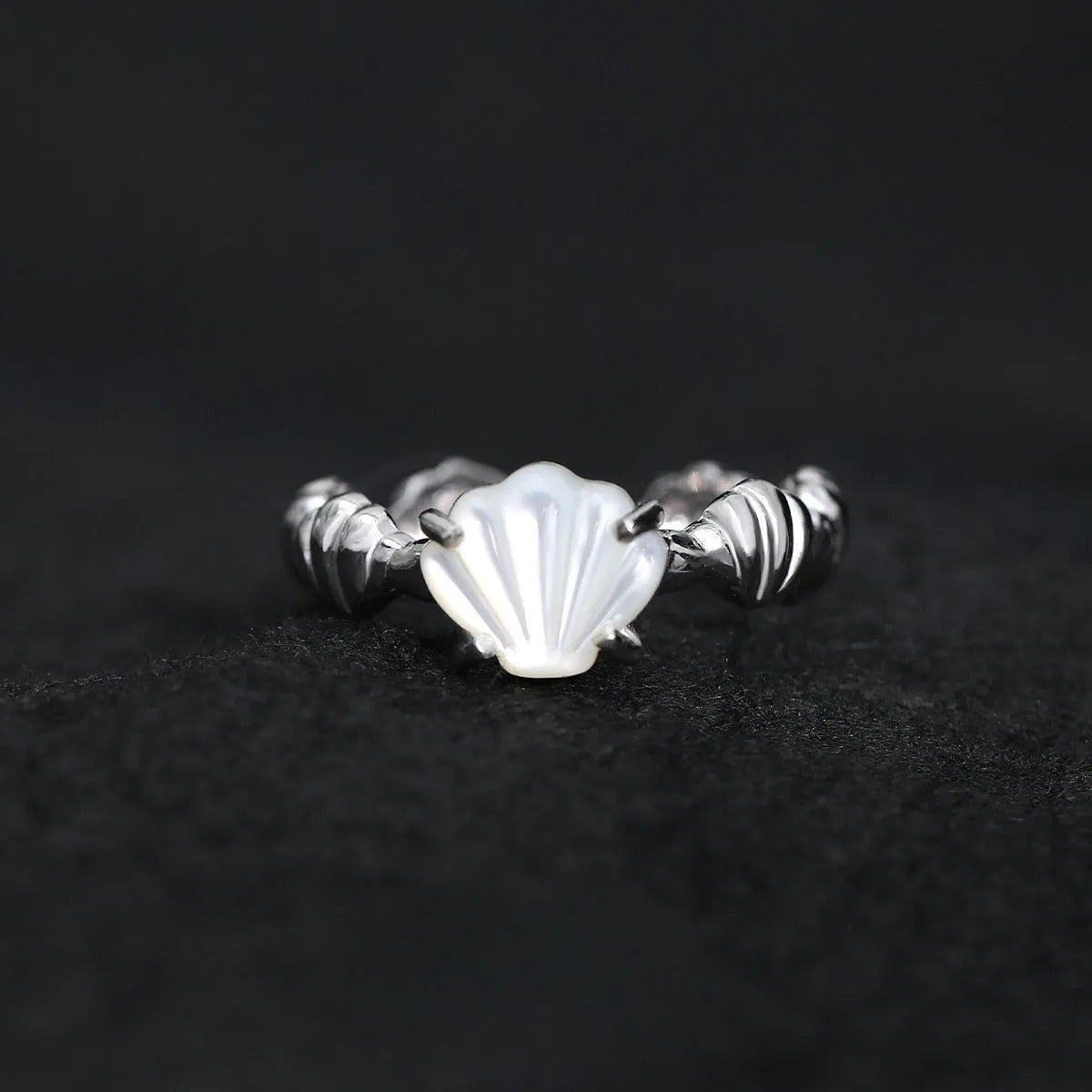 Women's adjustable silver ring with shell design in white gold or 18K gold colour finishes