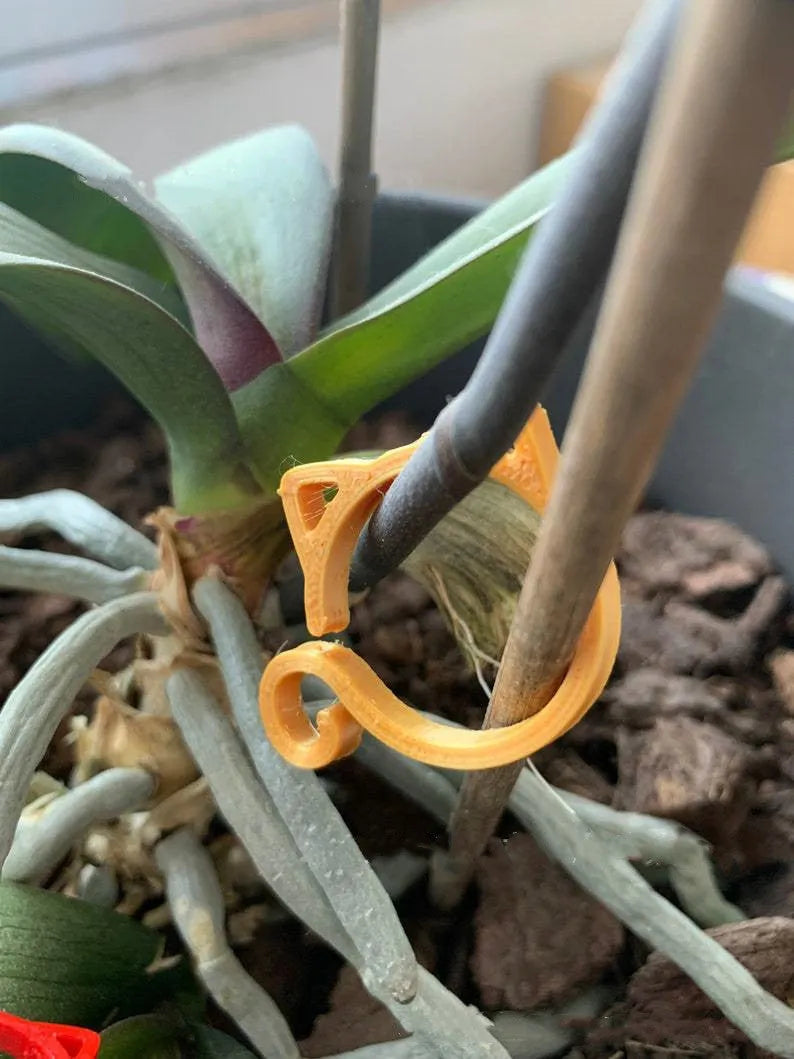 Cat-shaped plastic plant clip in green colour for garden stem support