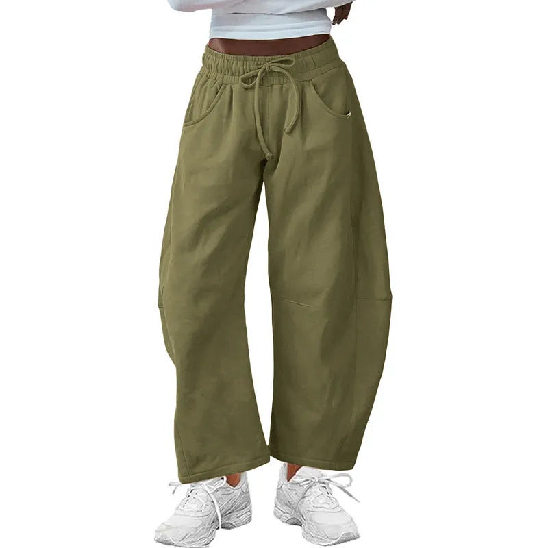 Loose fit cropped sweatpants with elastic drawstring waist in street fashion style