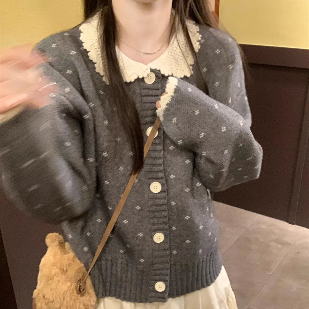 Women's Peter Pan collar knitted cardigan in polyester with button front fastening