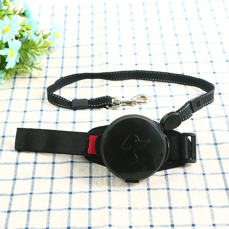 Automatic retractable dog leash extended to 3 metres with locking button on handle