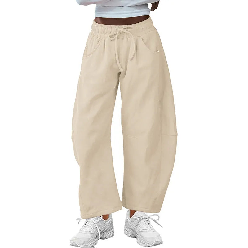 Loose fit cropped sweatpants with elastic drawstring waist in street fashion style