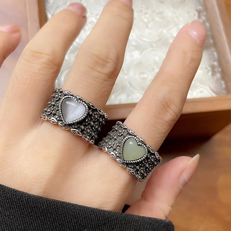 Retro adjustable heart-shaped ring with openwork design in white or green colours