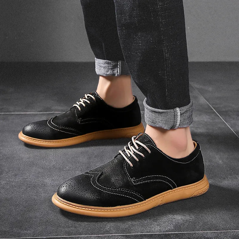 Men's low-top leather business shoes in black with lace-up front and rubber sole
