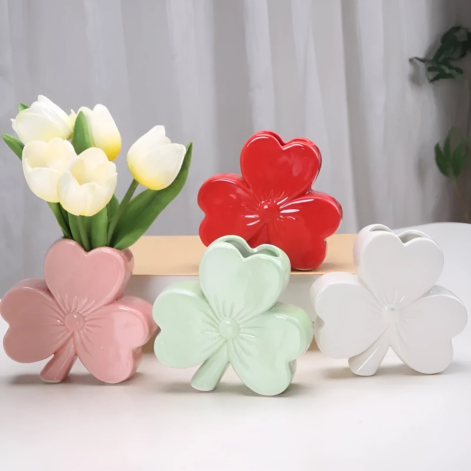 Clover-shaped ceramic vase in European style with white porcelain and colour options