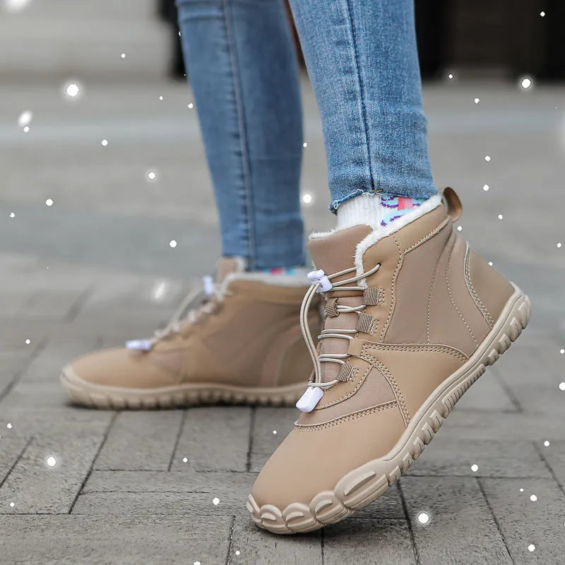 Waterproof insulated snow boots with fleece lining and rubber soles in black colour