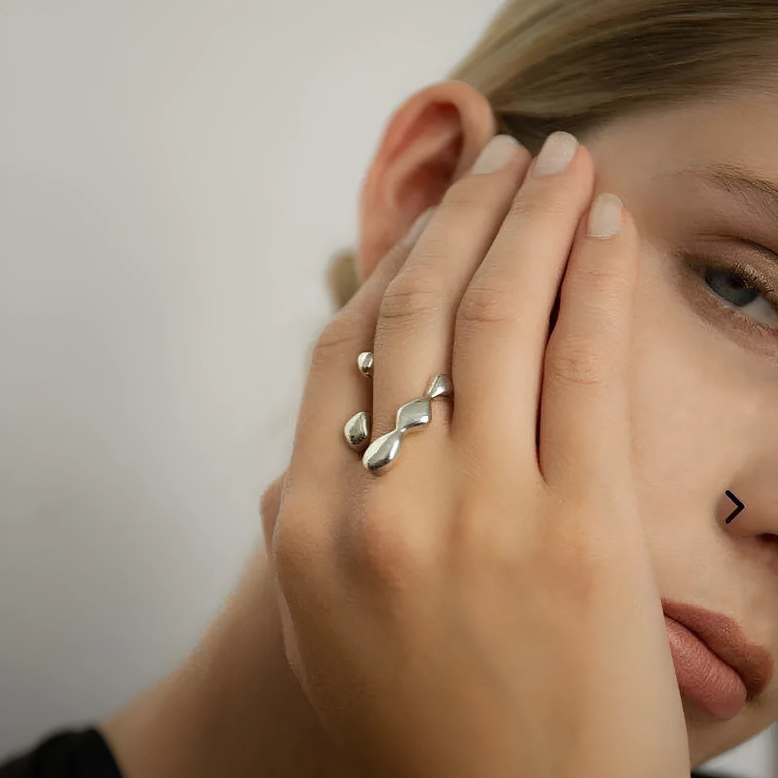 Brass fashion ring with spherical design in gold or silver colour for women's jewellery
