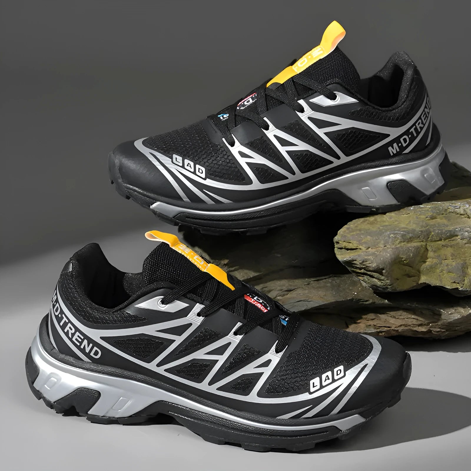Men's and women's outdoor hiking shoes with mesh lining and rubber sole