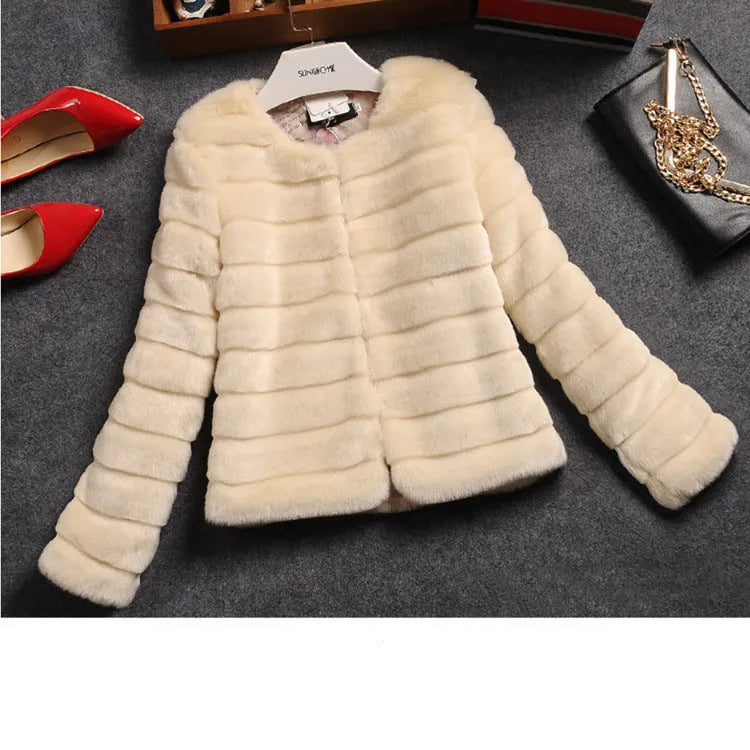 Women's short faux fur top in beige colour with regular sleeves, 40cm length street fashion style