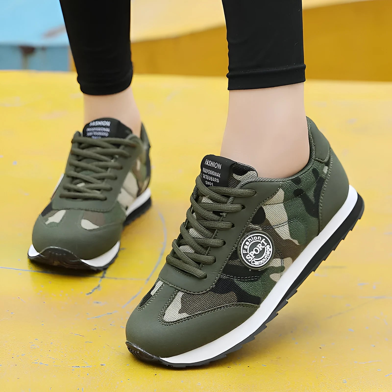 Camouflage pattern suede sports shoes with low top design and foam soles