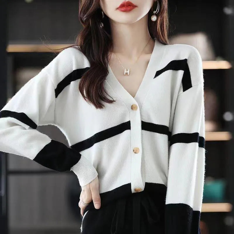 Women's striped knitted cardigan with 3D pattern, V-neck and button front in slim fit
