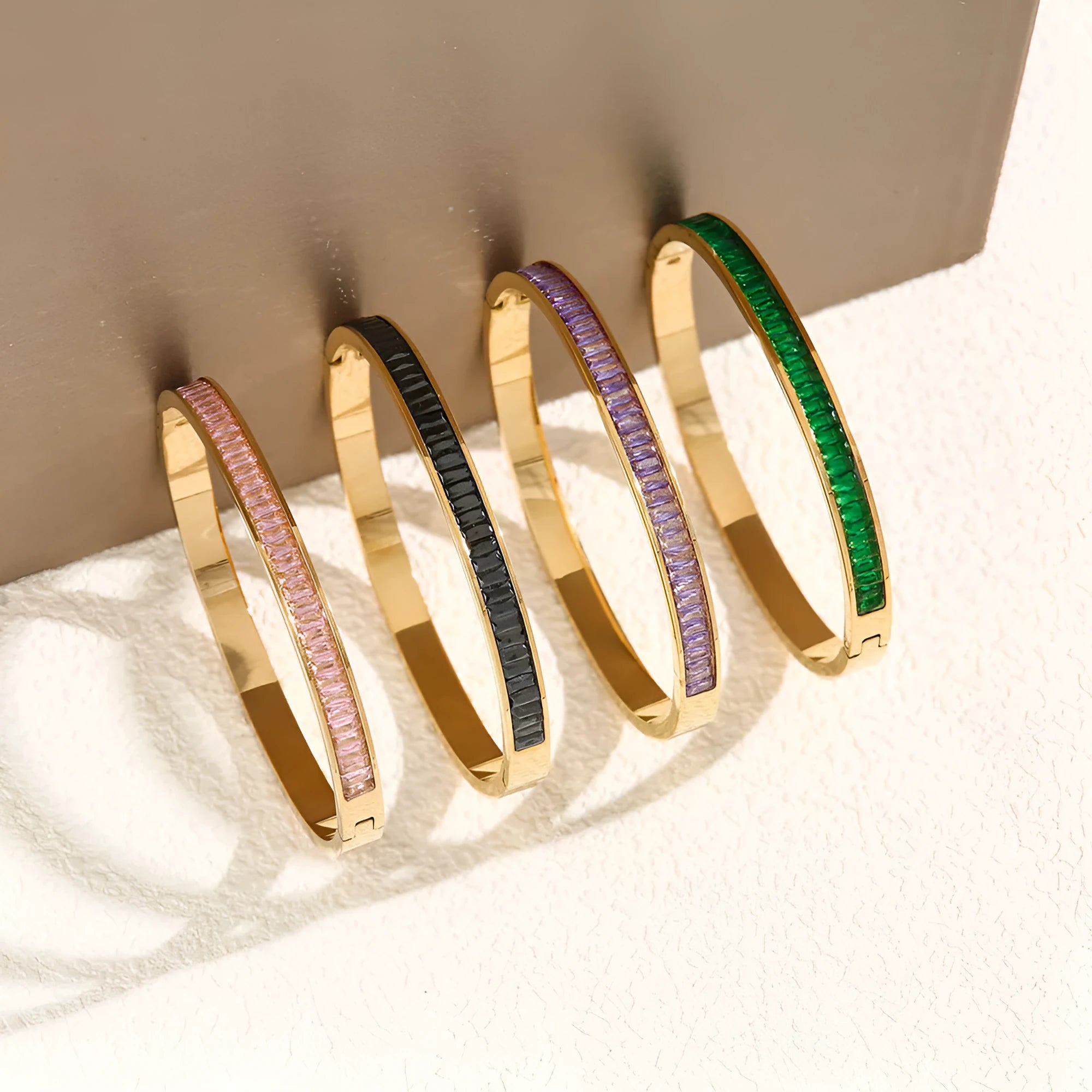 Electroplated titanium steel bracelet with round element in gold purple finish
