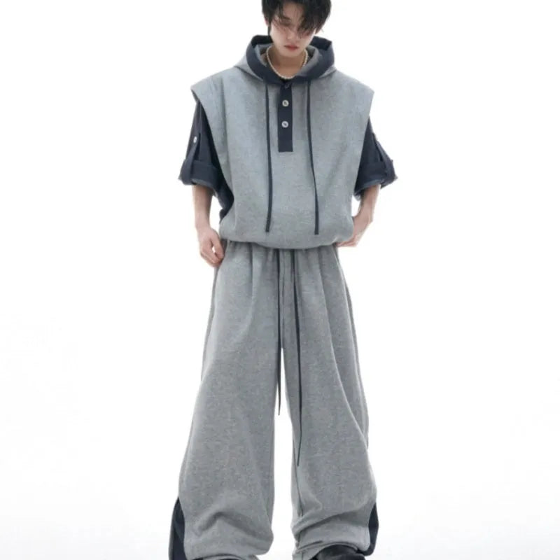 Men's hooded short sleeve sports suit with three-dimensional stitching on polyester jacket and matching trousers in black or grey