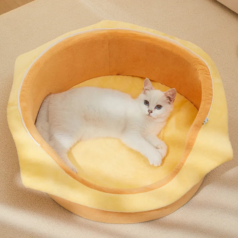 Cat kennel with closed house design and removable cushion, available assembled or disassembled