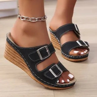 Women's wedge-style beach slippers with buckle strap in creamy-white colour