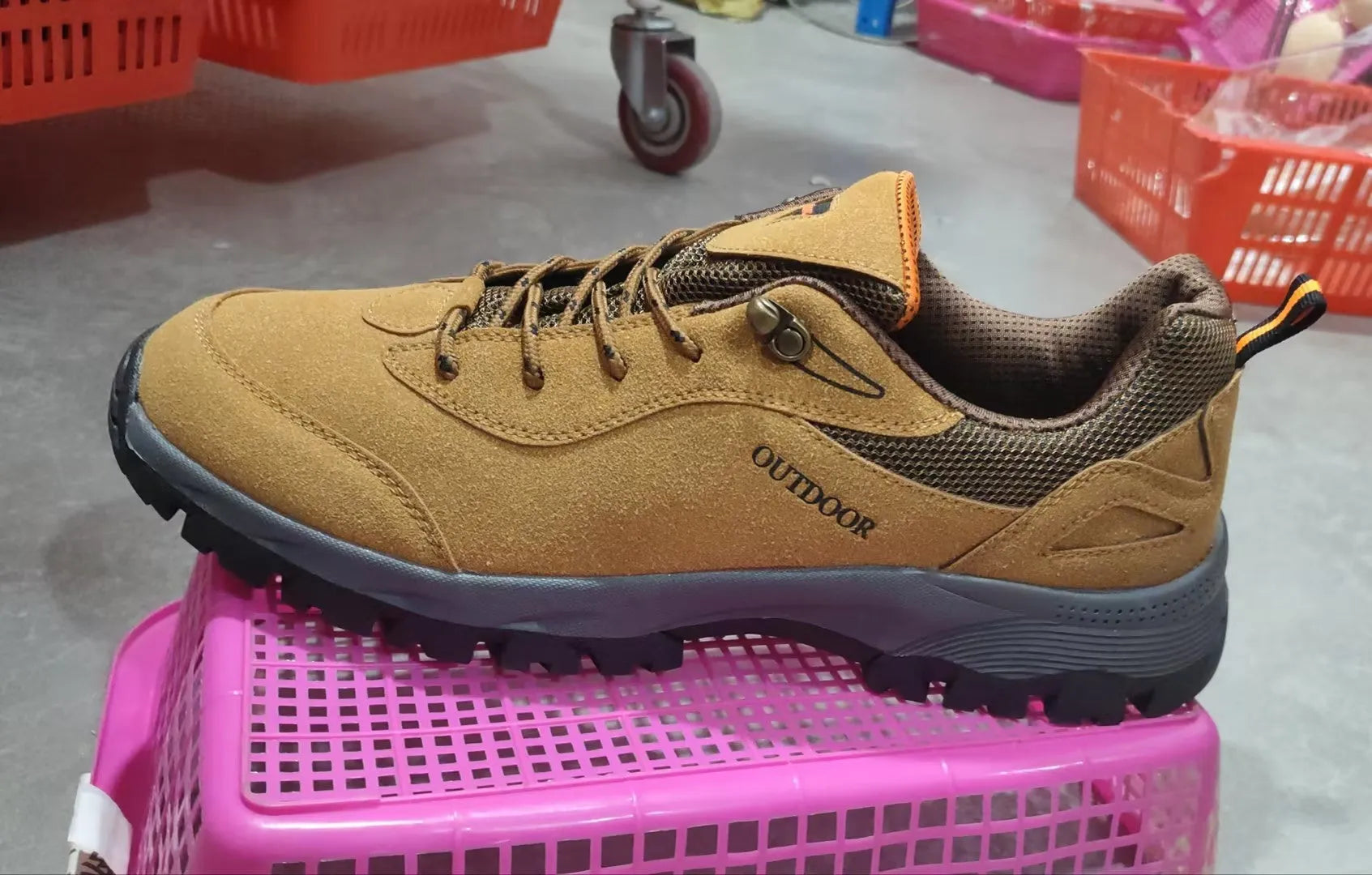 Men's low-cut outdoor hiking shoe in army green with mesh upper and viscose sole.