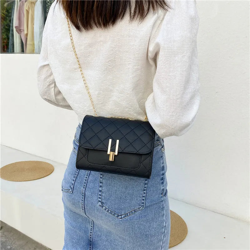 Women's crossbody bag with diamond lattice chain detailing and adjustable shoulder strap