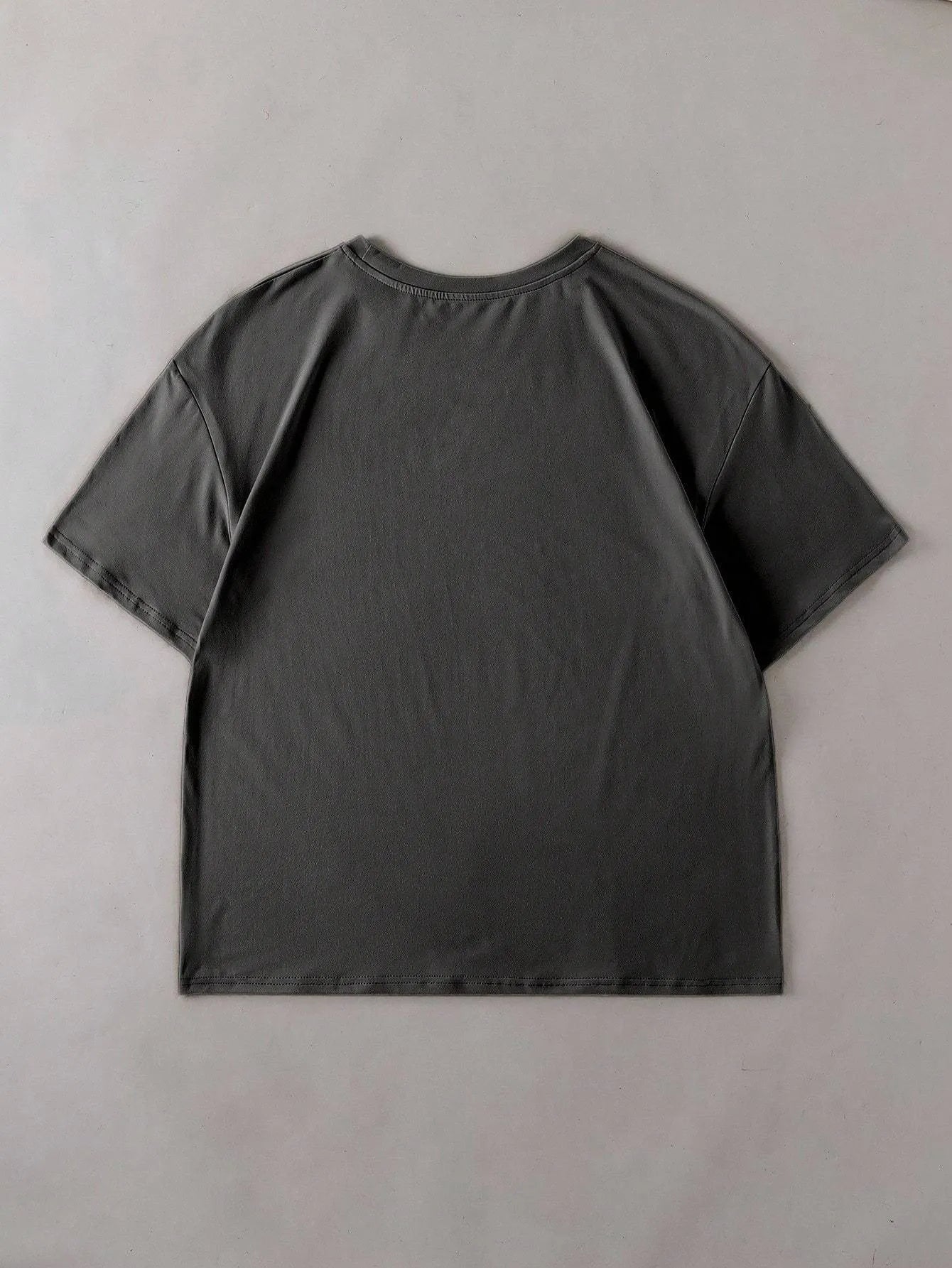 Loose fit cotton summer T-shirt in black with short sleeves and round neck collar.