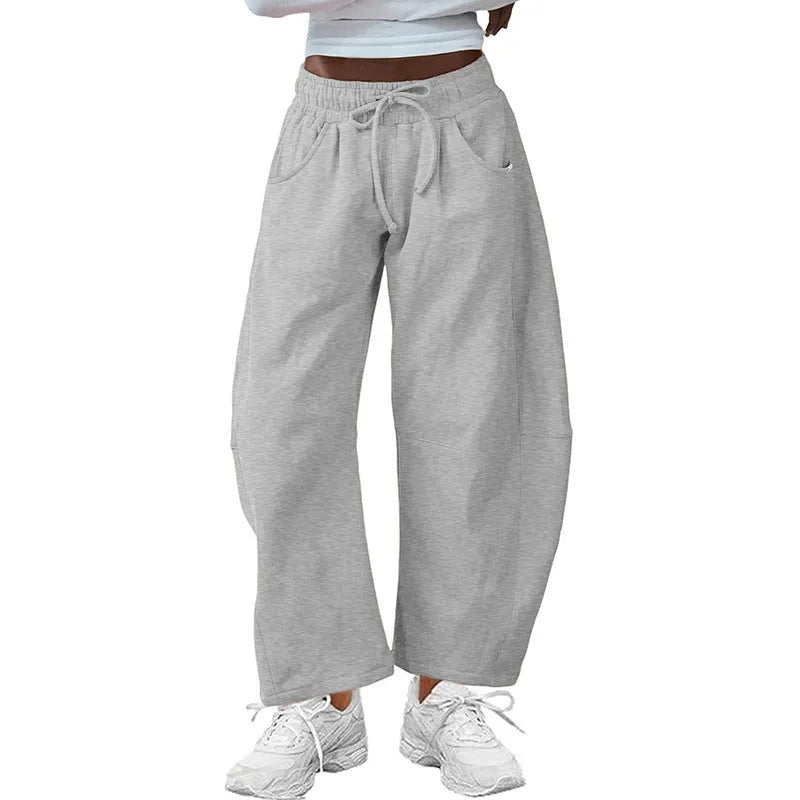 Loose fit cropped sweatpants with elastic drawstring waist in street fashion style