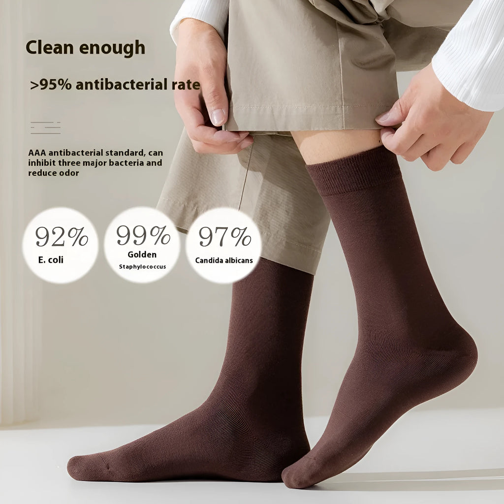 Solid colour mid-calf men's business socks in combed cotton on a white background.