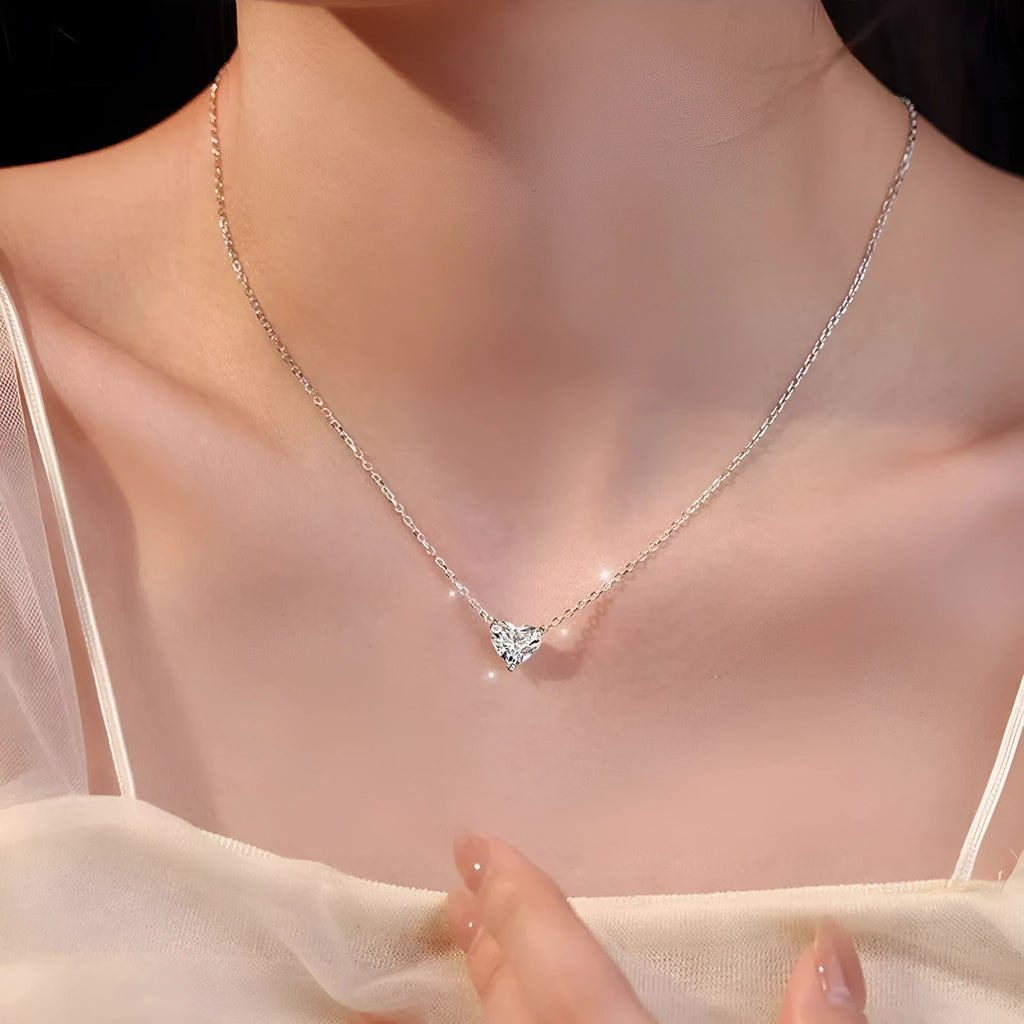Women's simple refined grace necklace with heart-shaped pendant in silver colour