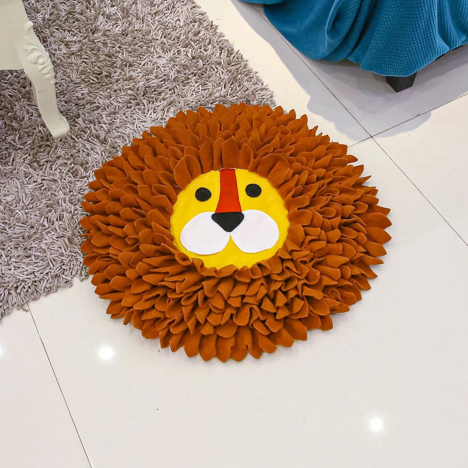 Brown Yizhiwen sniffing pad measuring 33cm for dogs and cats with food-hiding compartments