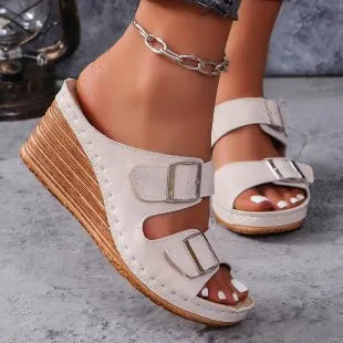 Women's wedge-style beach slippers with buckle strap in creamy-white colour