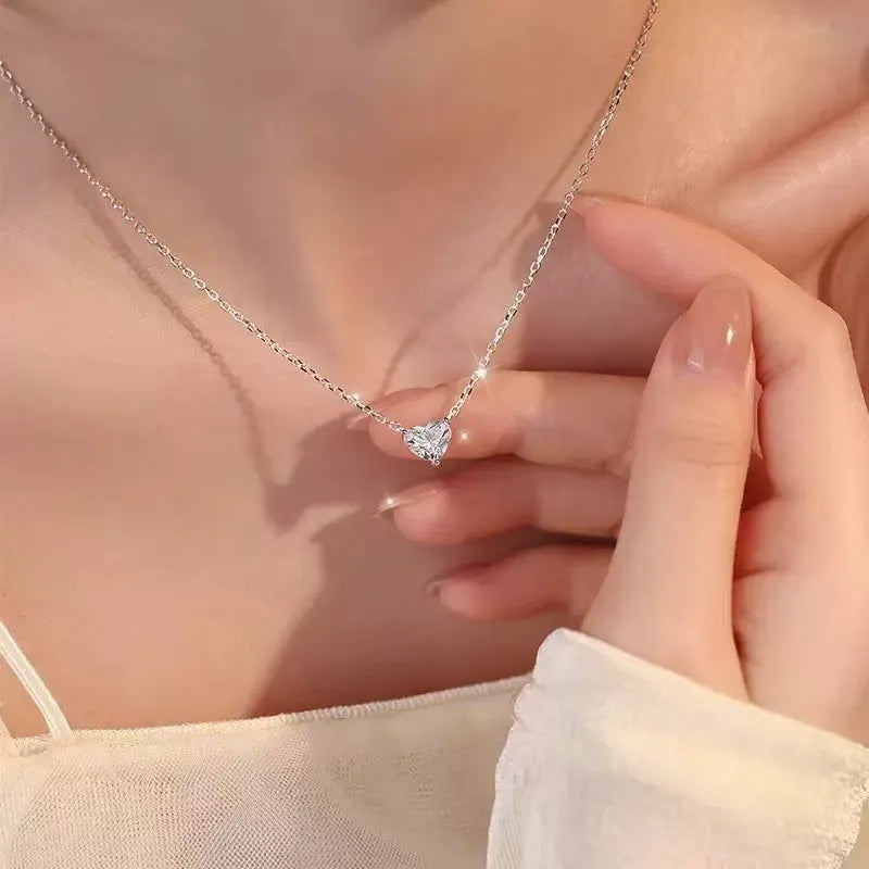 Women's simple refined grace necklace with heart-shaped pendant in silver colour