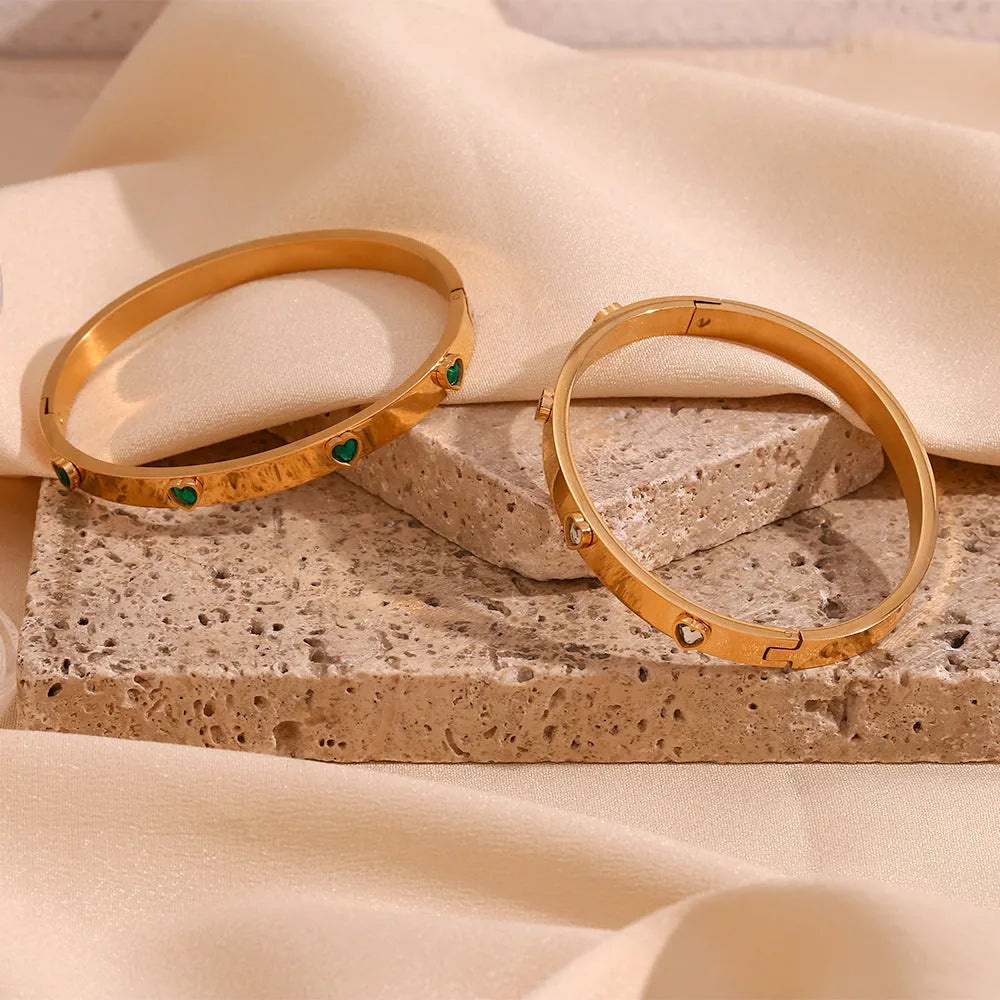 Stainless steel bracelet with micro-inlaid peach heart design in green or white diamond colour options