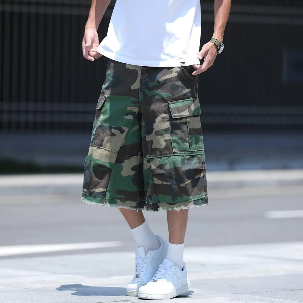 American style retro workwear camouflage shorts in cotton fabric with loose fit and cropped length
