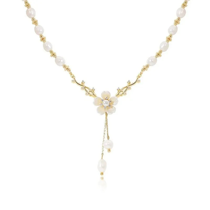 Women's alloy pearl flower necklace with rose pendant and floral design elements