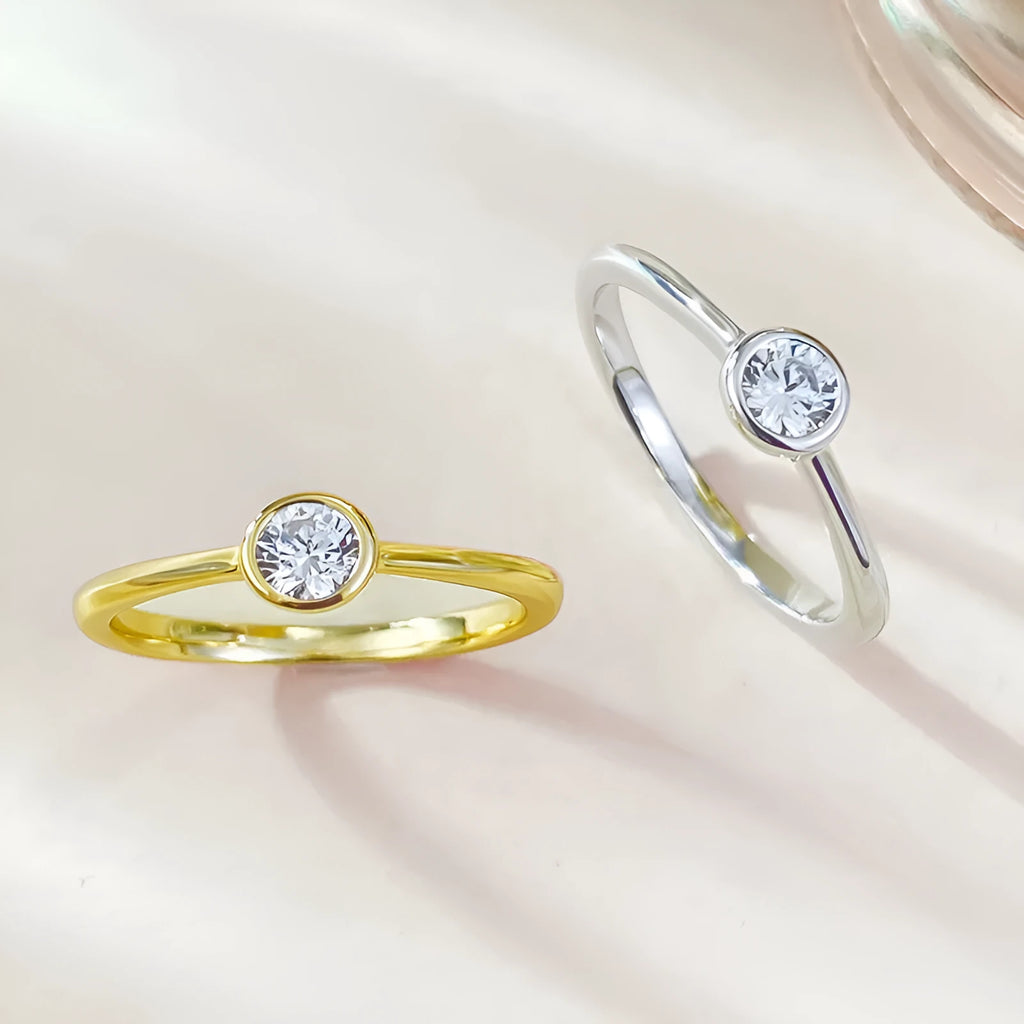 Minimalist silver ring with crown shape and linear design in R962 gold or platinum finish.
