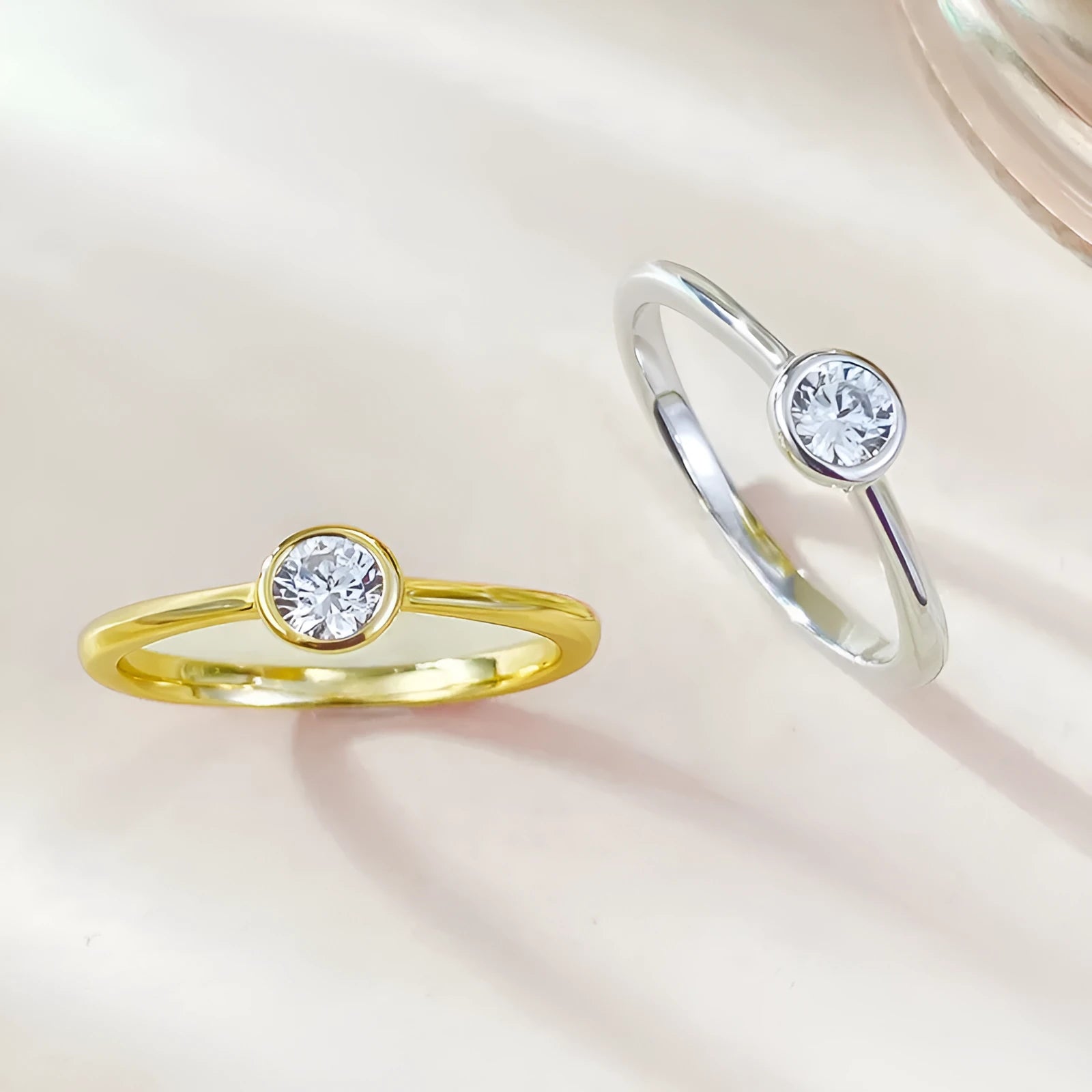 Minimalist silver ring with crown shape and linear design in R962 gold or platinum finish.