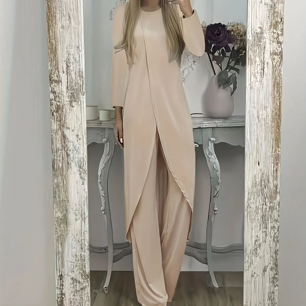 Casual long sleeve two-piece lounge set with round neck and matching trousers in polyester fabric