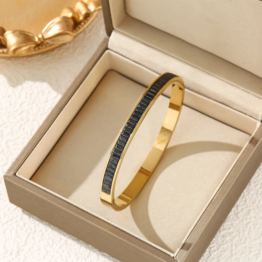 Electroplated titanium steel bracelet with round element in gold purple finish