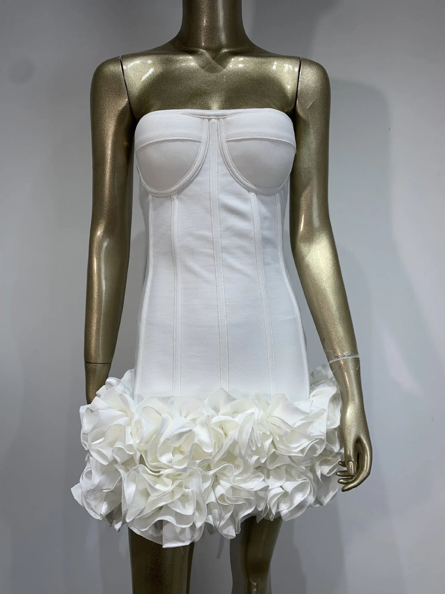 Women's urban style solid colour dress with mid waist design in polyester fabric