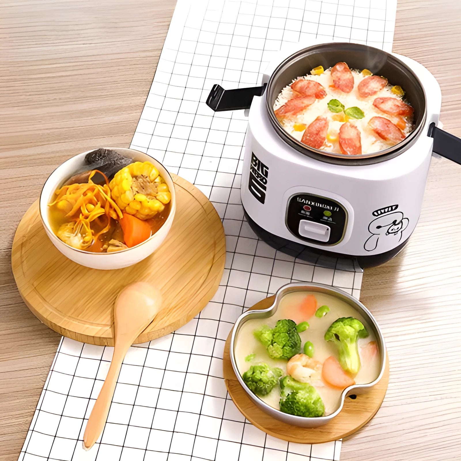 Miniature round rice cooker with mechanical controls and 2L capacity for 1-2 persons