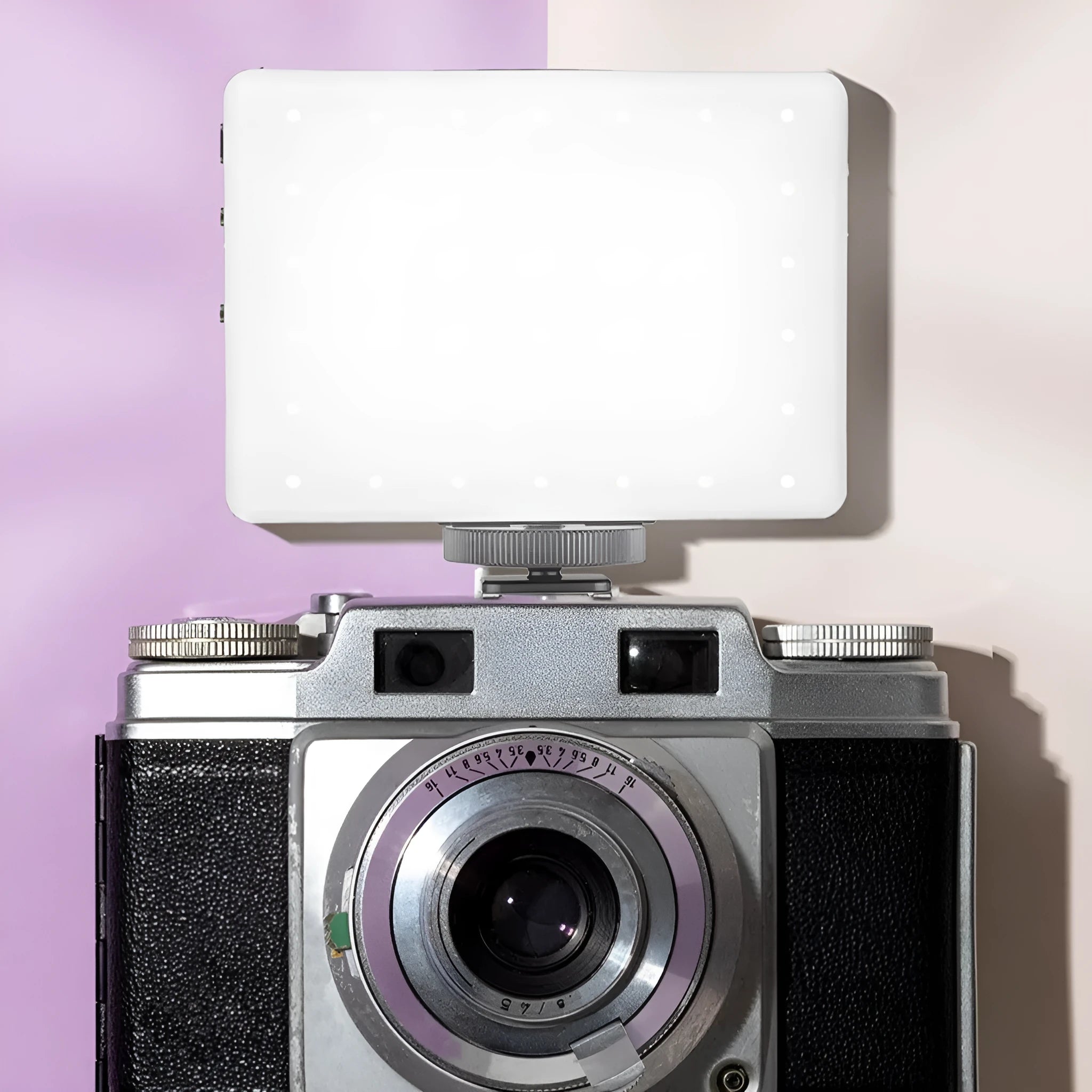 LED pocket fill light clipped onto mobile phone for photography and live broadcast lighting