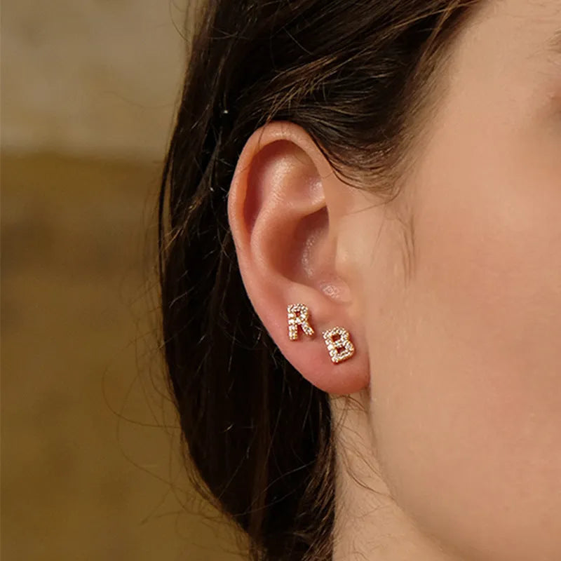 Single gold-plated stud earring featuring a detailed letter Z on a copper base.
