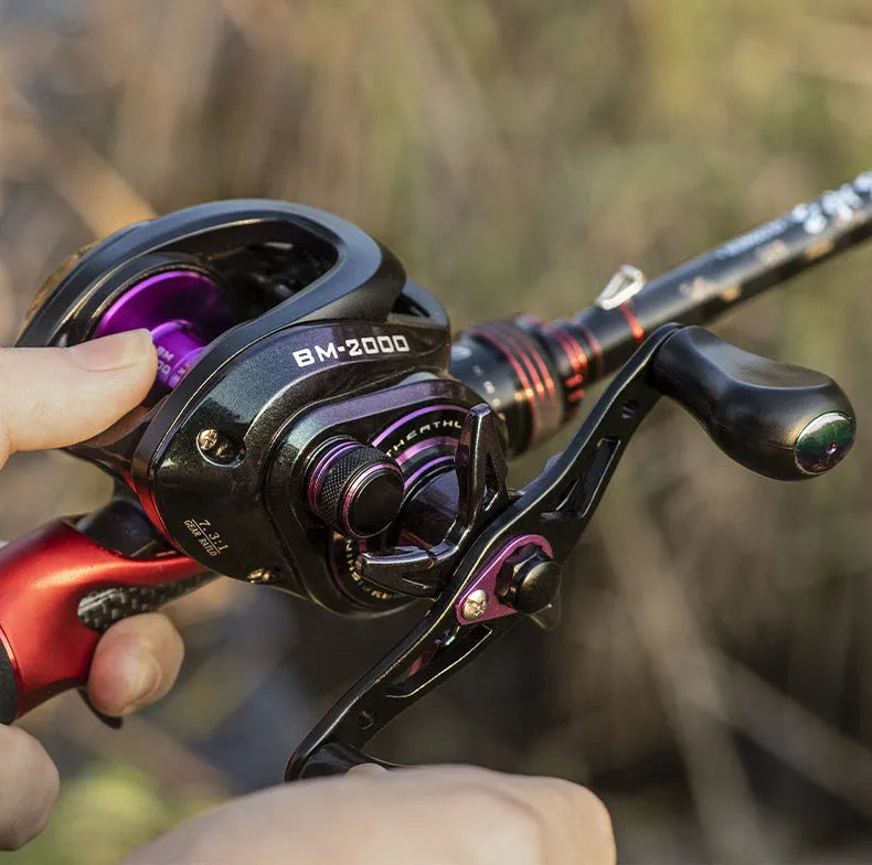 BM2000 model fishing reel with a magnetic brake water drop system, shown in left-hand and right-hand versions.